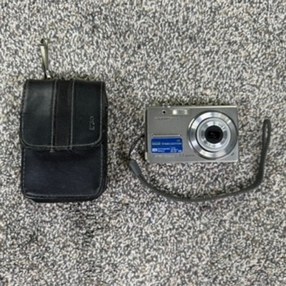 Olympus FE-230 7.1MP Digital Camera Silver Bundle with Case & Battery NOT TESTED